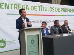 'La entrega del título significa tener una propiedad que hay que cuidar, pero también un respaldo para las familias', dijo Pablo Lemus. TWITTER / @ZapopanGob