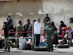 Rebeldes y familias son evacuados del barrio de Al Waer en Homs. EFE / SANA