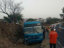 Bomberos de Guadalajara apoyaron en la liberación del conductor del camión que quedó encerrado. ESPECIAL /