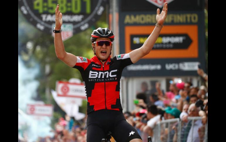 Dillier celebra la victoria obtenida en el trayecto de este jueves. AFP / L. Benies