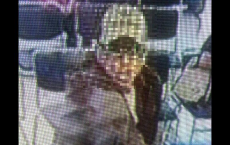 El hombre fue captado por las cámaras de seguridad antes de huir del lugar. ESPECIAL /