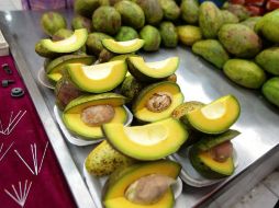 Aunque el precio promedio del aguacate es de 66.9 pesos por kilo, en algunas partes de se vende hasta en 90 pesos. NTX / ARCHIVO