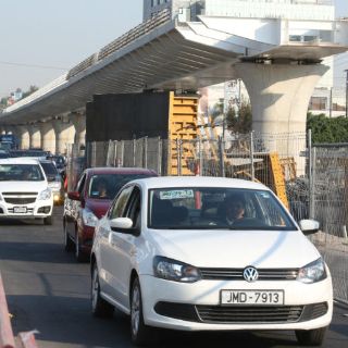 Restringen a un carril circulación en Ávila Camacho y Patria