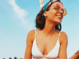 En una de las fotografías, Yuya se muestra sentada con las piernas cruzadas frente a un coco. INSTAGRAM / yuyacst