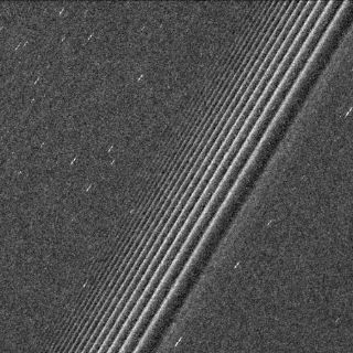 La NASA muestra imágenes de bandas de nubes recorriendo luna de Saturno