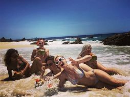 La sexy sesión fue interrumpida por la llegada de una ola, como se puede ver en la imagen. INSTAGRAM / katyperry