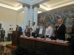 Imagen de la firma de convenio entre autoridades de la UdeG e Infonavit. TWITTER / @udg_oficial