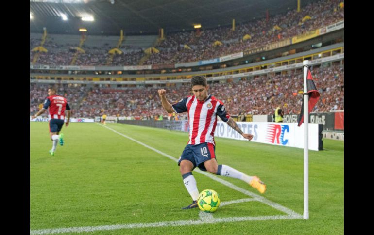 Javier López saca la pelota del rincón de la cancha. Al fondo es visible el vacío en las gradas altas. MEXSPORT / A. Juárez