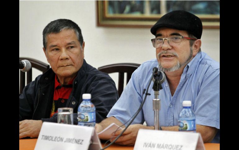 El comandante de las FARC, Rodrigo Londoño (derecha) y el máximo líder del ELN, Nicolás Rodríguez en La Habana. EFE / E. Mastrascusa