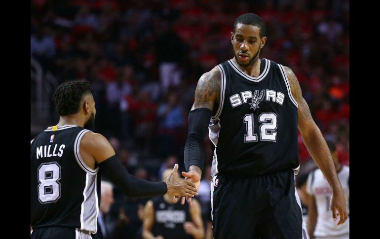 LaMarcus Aldridge (12) anotó 34 puntos, su mayor cifra en la temporada. AFP / R. Martínez