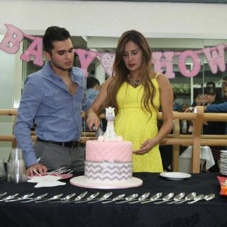 Paola Espinosa e Iván García celebran Baby Shower de su hija