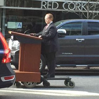 Melissa McCarthy parodia a Sean Spicer en podio motorizado