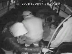 Los delincuentes pidieron al chofer del autobús que apagara las luces mientras sus cómplices robaban a cada pasajero. YOUTUBE /  agenciamvt