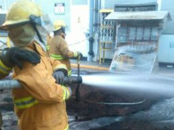 Los bomberos pudieron verificar que el personal contra incendios de la empresa trabajaba en el área de secado de cascarilla. ESPECIAL /
