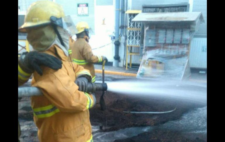 Los bomberos pudieron verificar que el personal contra incendios de la empresa trabajaba en el área de secado de cascarilla. ESPECIAL /