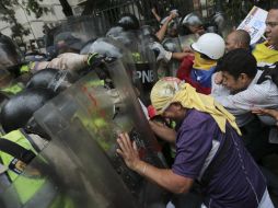 Desde el pasado 1 de abril se registran fuertes protestas opositores que ya han dejado 38  muertos. AP / F. Llano