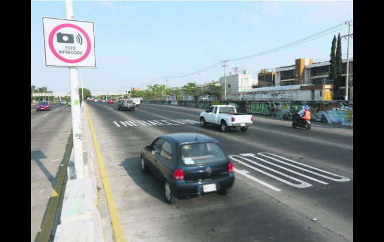 Velocidad. Se prevé que este lunes esté terminado el  balizamiento horizontal; aún no están listos los señalamientos verticales. EL INFORMADOR / G. Gallo