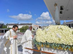 El papa Francisco ora ante la imagen de la Virgen de Fátima durante la misa. AFP / L'OSSERVATORE ROMANO