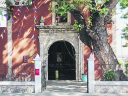 Su atrio delimitado por columnas cuadradas con almenas piramidales y entre ellas rejas de fierro, formando volutas. EL INFORMADOR / V. García