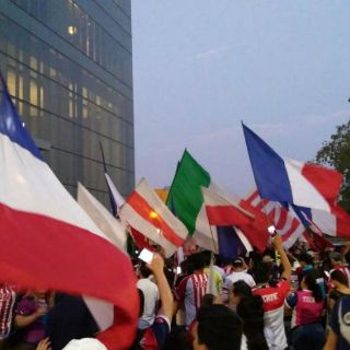 Fanáticos llevan serenata a jugadores de Chivas