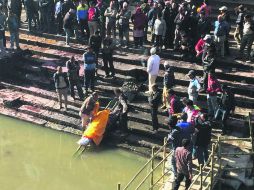 En el Veranasi está prohibido capturar las cremaciones, el Templo de Pashupatinath sí se permite tomar fotografías. ESPECIAL / A. Navarro