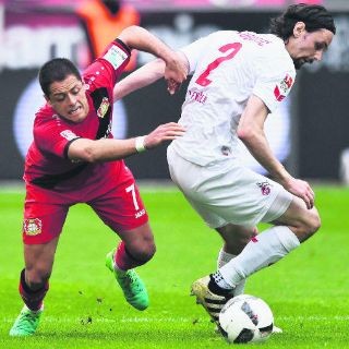 Leverkusen se salva; 'Chicharito', en suspenso