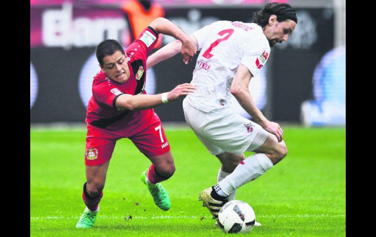 Javier 'Chicharito' Hernández (i), del Leverkusen, quien disputa el esférico con Neven Subotic, del Colonia ayer regresó al 11 inicial. EFE /