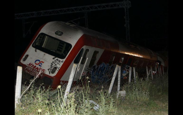 Los equipos de rescate trabajaron gran parte de la noche para asegurarse de que no quedaba nadie entre los restos del tren. EFE / V. Ververidis