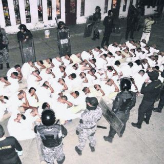 Indagan a custodios tras operativo en penal