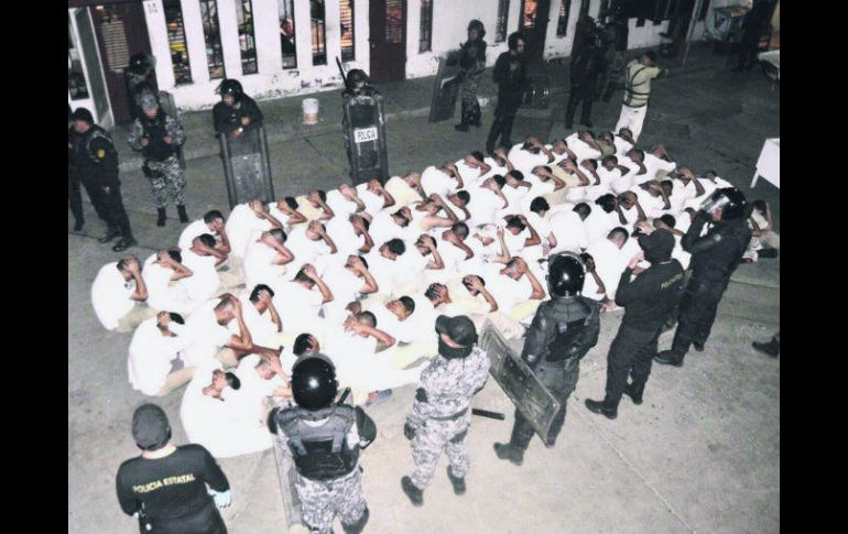 En el operativo se encontraron 46 armas blancas, cuatro de ellas escondidas en instrumentos musicales, dosis de droga y celulares. ESPECIAL /