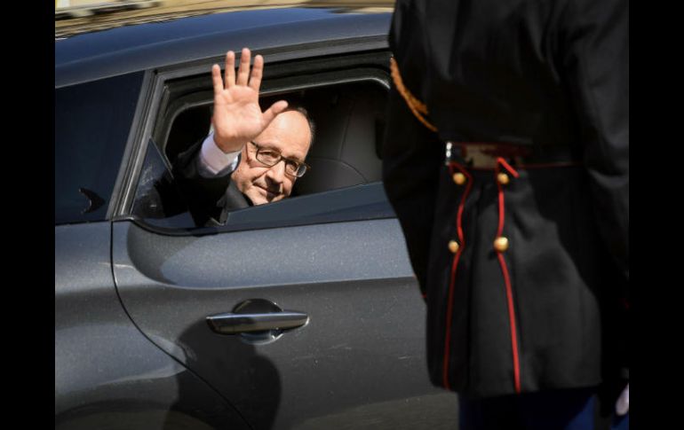 François Hollande se despide de los periodistas al abandonar el Elíseo tras la ceremonia del traspaso de poderes. EFE / E. Feferberg