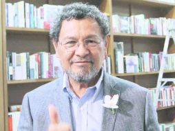 Élmer Mendoza. El escritor posa durante la presentación de su libro 'El misterio de la orquídea calavera'. NTX /