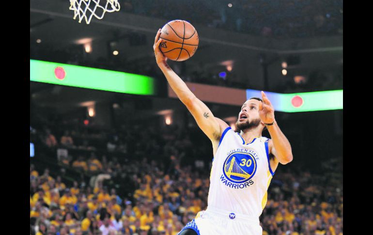 La figura. De nueva cuenta Stephen Curry marcó diferencia al conseguir 40 puntos en el partido de ayer. AFP /