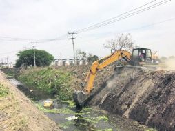 Personal realiza limpieza de canales que ayudan a desfogar la descarga pluvial. Llaman a no arrojar basura. ESPECIAL /