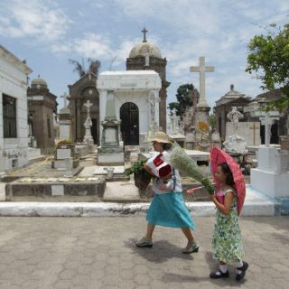 Dan una 'manita' a cementerios