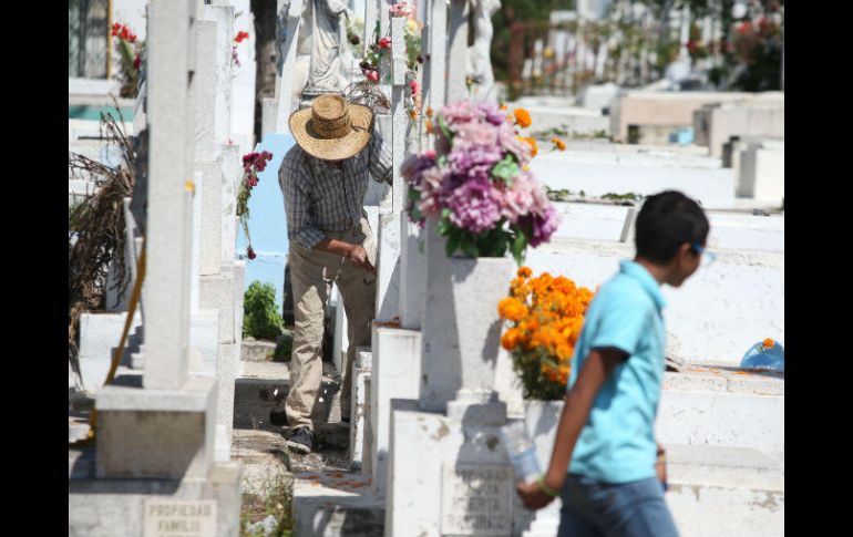 Ocasionalmente los visitantes ayudan a las labores de limpieza de las distintas áreas de los cementerios. EL INFORMADOR / G. Gallo
