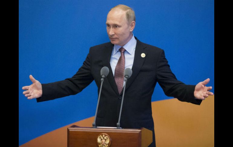 'Siempre se busca a culpables allá donde no los hay', lamenta Putin durante una rueda de prensa en Beijing. EFE / A. Zemlianichenko