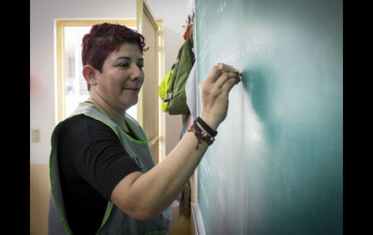 ''No me he jubilado porque me enfrento al dilema de dejar de hacer lo que más me gusta'', menciona la profesora. FACEBOOK / DIF Guadalajara