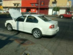 La policía interceptó a uno de los delincuentes; aseguraron un arma de fuego en el asiento del copiloto del auto en el que huyó. ESPECIAL /