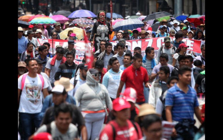 Los profesores marcharon del Auditorio Nacional a la Secretaría de Gobernación para entregar un pliego petitorio. EFE / S. Gutiérrez