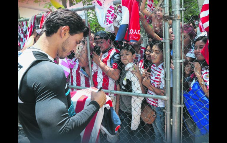Decenas de niños y jóvenes acudieron a Verde Valle a ver entrenar a su equipo. Aquí, Osvaldo Alanís repartiendo autógrafos. EL INFORMADOR / G. Gallo