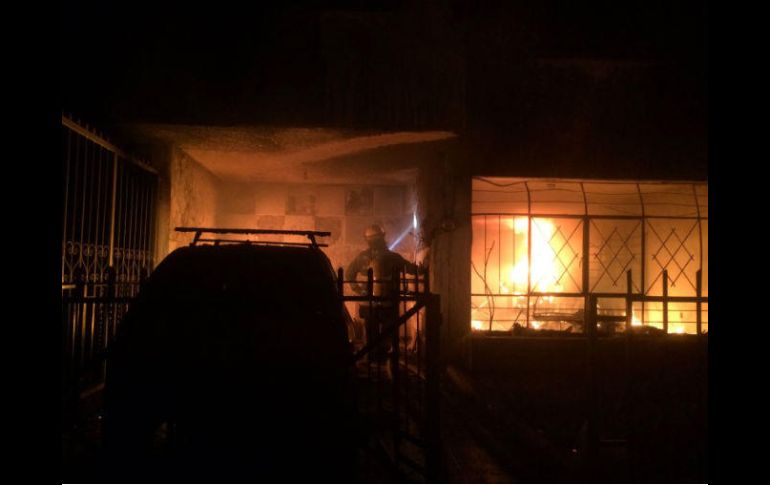 El fuego consume la finca en su totalidad; en la cochera se encontraba un vehículo con el motor en llamas, informaron los bomberos. ESPECIAL / Bomberos Guadalajara