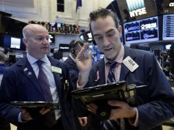 El índice Nasdaq se apuntó un nuevo récord histórico, cerró en seis mil 169.87 puntos. AP / R. Drew