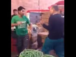 ‘Ya vete, entiende ya vete’, dice el comerciante mientras golpea al joven que insiste en continuar la pelea. YOUTUBE /