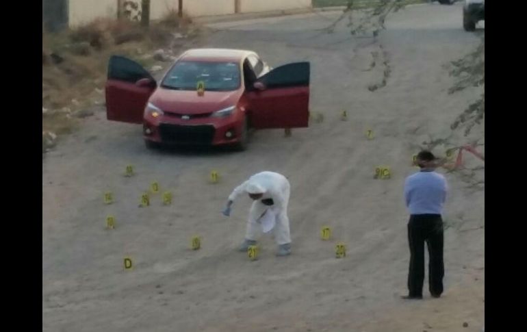 La subdirectora del semanario El Costeño recibe atención médica tras haber recibido un impacto de bala. ESPECIAL /