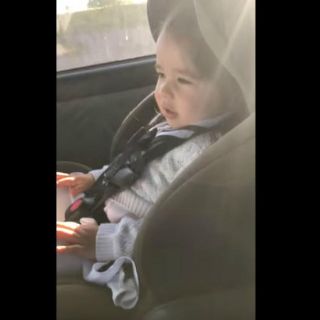 Bebé se emociona con Bruno Mars y hace feliz a internet