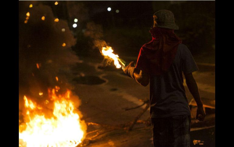 Oposito prepara una bomba Molotov durante una manifestación en Barquisimeto. EFE / P. Giorgio