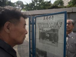 Un ciudadano lee un periódico que narra el nuevo lanzamiento de un misil en Corea del Norte. AFP / K. Won-Jin