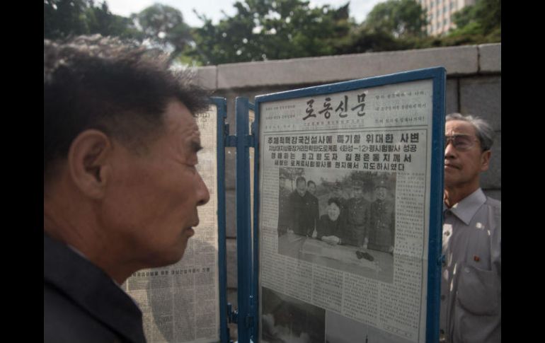 Un ciudadano lee un periódico que narra el nuevo lanzamiento de un misil en Corea del Norte. AFP / K. Won-Jin