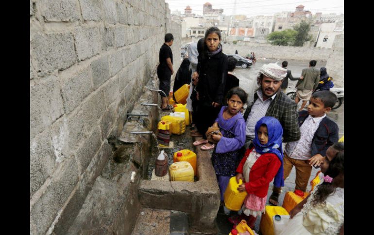Varias personas recogen agua desde una fuente en Saná. Debido a las condiciones insalubres del líquido, las enfermedades aumentan. EFE / Y. Arhab